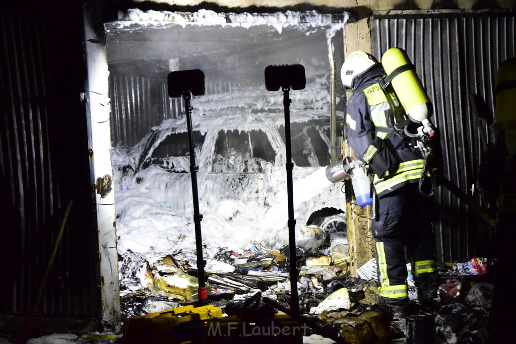 Feuer Hinterhof Garagen Koeln Hoehenberg Olpenerstr P132.JPG - Miklos Laubert